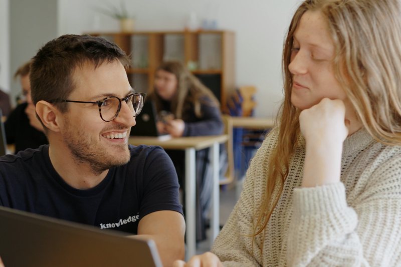 Elev der får hjælp i undervisningen på Frydensberg Efterskole