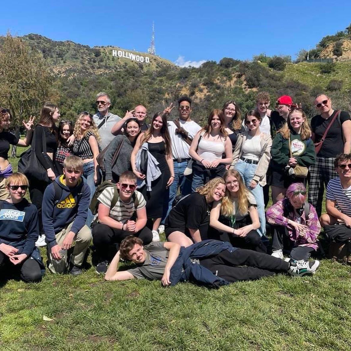 Frydensberg Efterskole elever på studietur foran Hollywood-skiltet