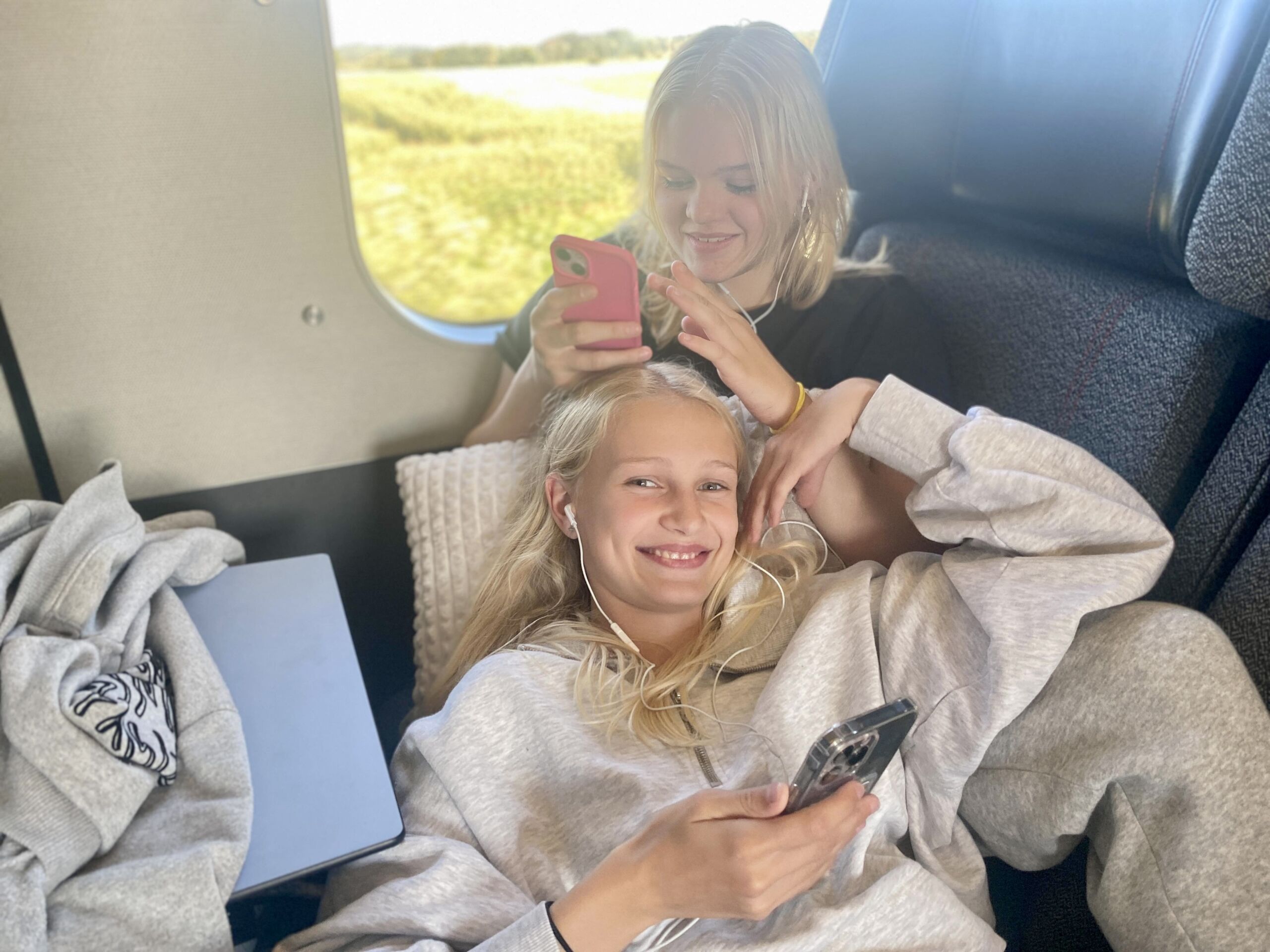 Glade elever fra Frydensberg Efterskole på tur i tog