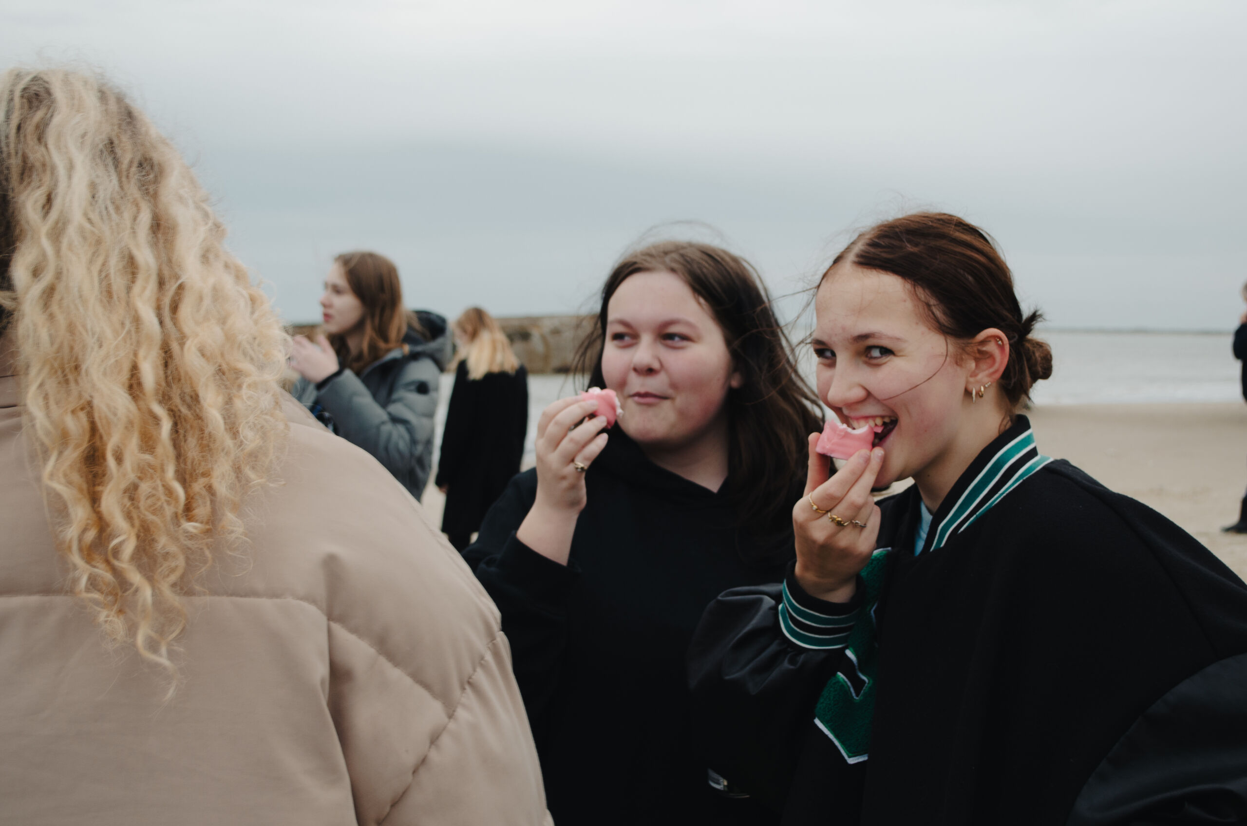 Frydensberg Efterskole elever spiser på tur ved vandet