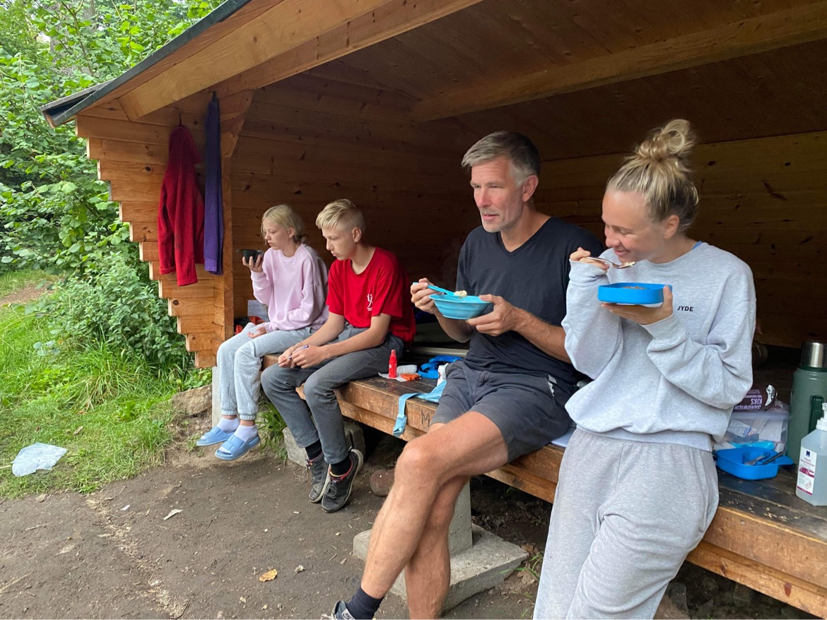 Frydensberg Efterskole elever spiser ved shelter