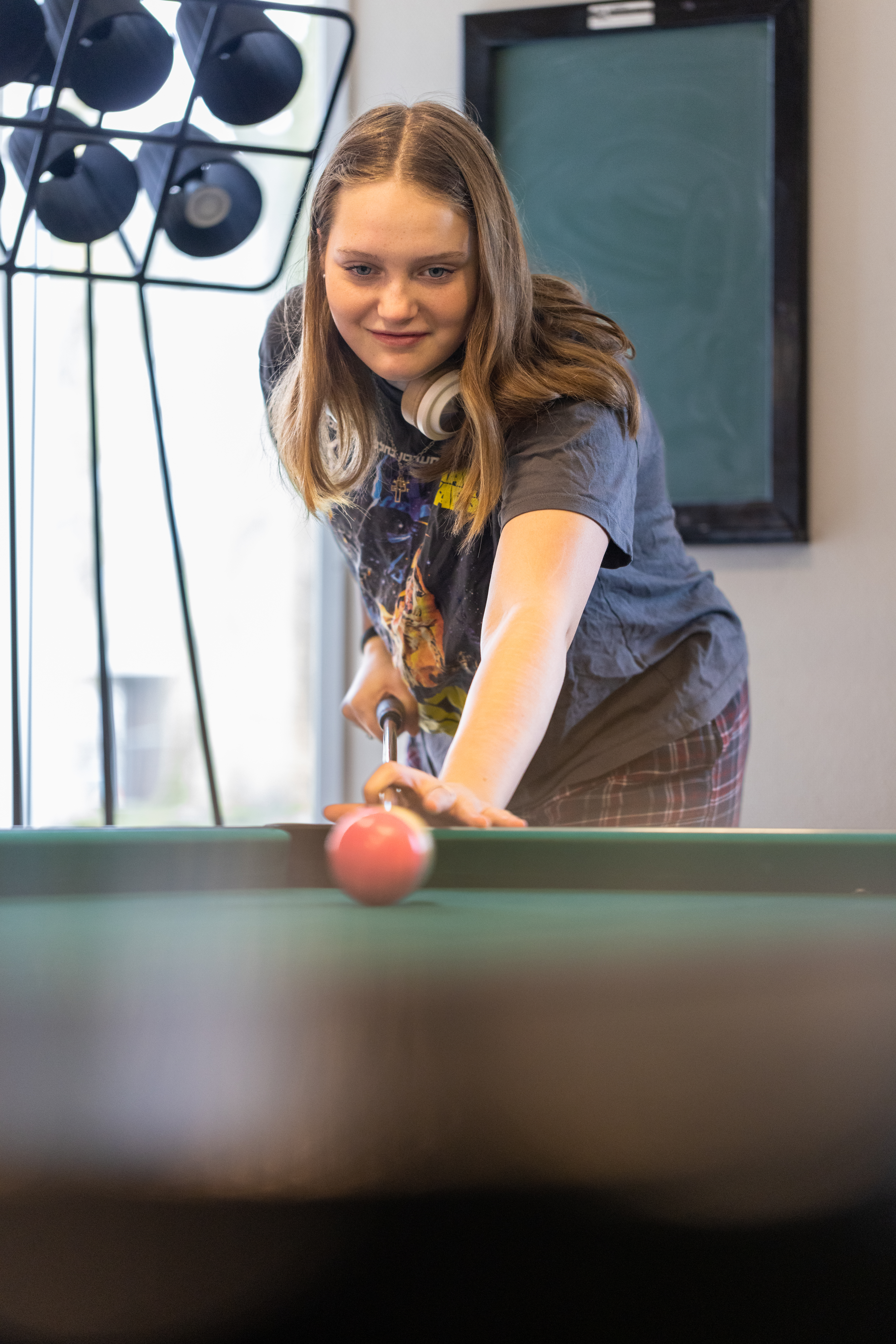 Fritidshygge ved poolbord på Frydensberg Efterskole