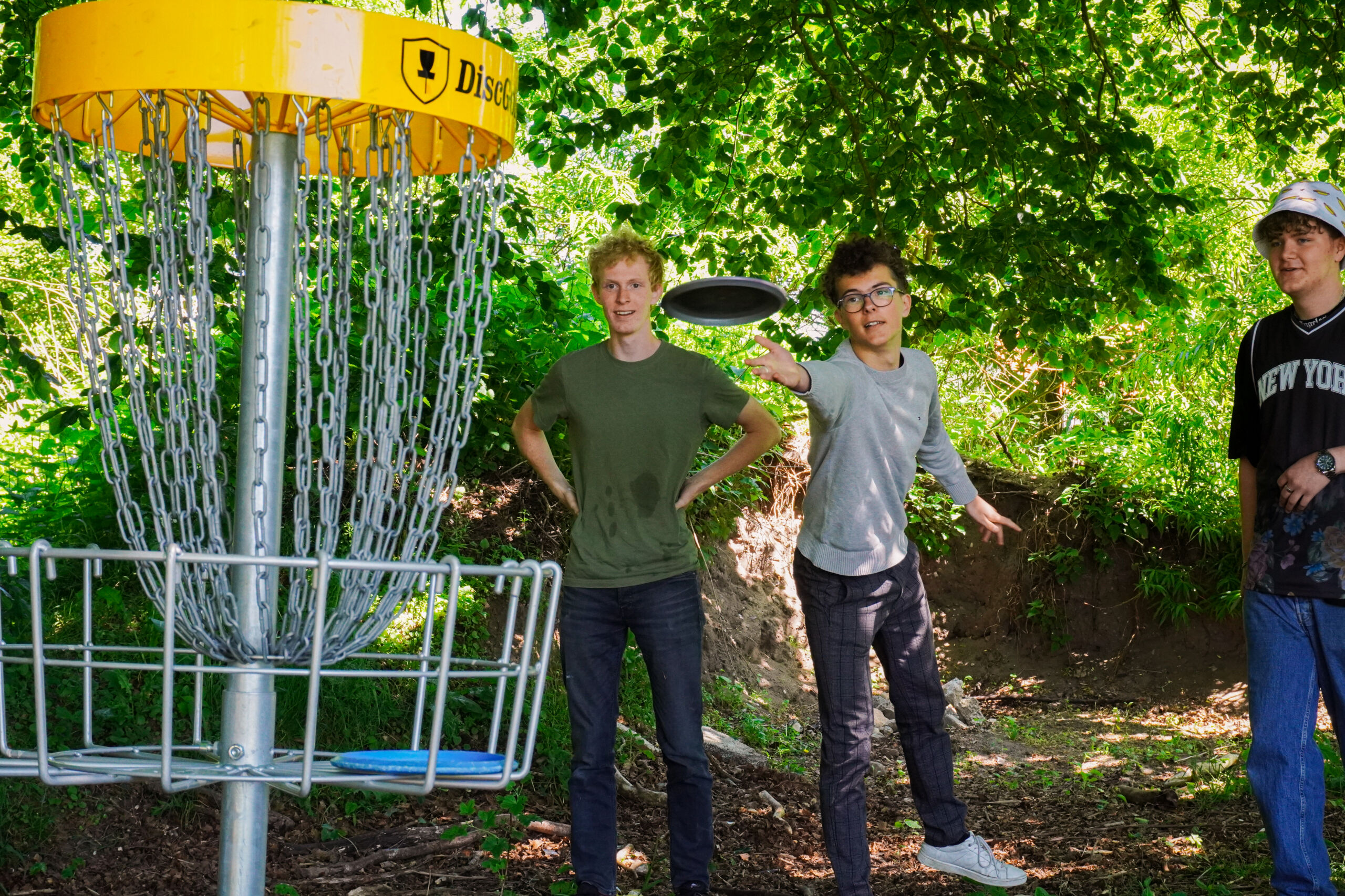 Discgolf i skoven ved Frydensberg Efterskole